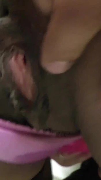 Сногсшибательный момент из "Муж-куколд приносит свою черную шлюшку, чтобы сделать ее первый гэнгбэнг"