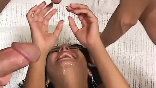 Üç şanslı büyük yaraklı adam bu koyu saçlı sürtüğün ağzını ve amını sikiyor