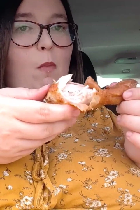 İri güzel kadın kfc parmak yalıyor