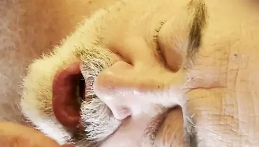 Dede takma diş çıkarır