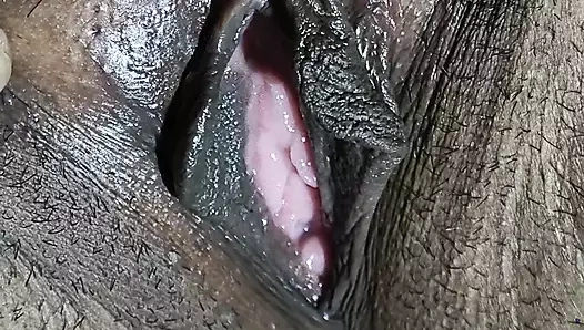 Üvey kız kardeşinin ağzına in