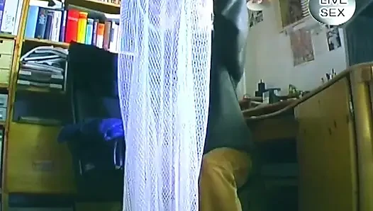 Sarışın kendini parmaklıyor ve sonra cam dildoya biniyor