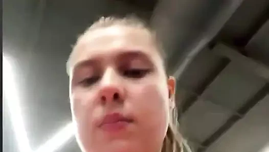 Seksi kız spor salonunda çok ateşli eğitim