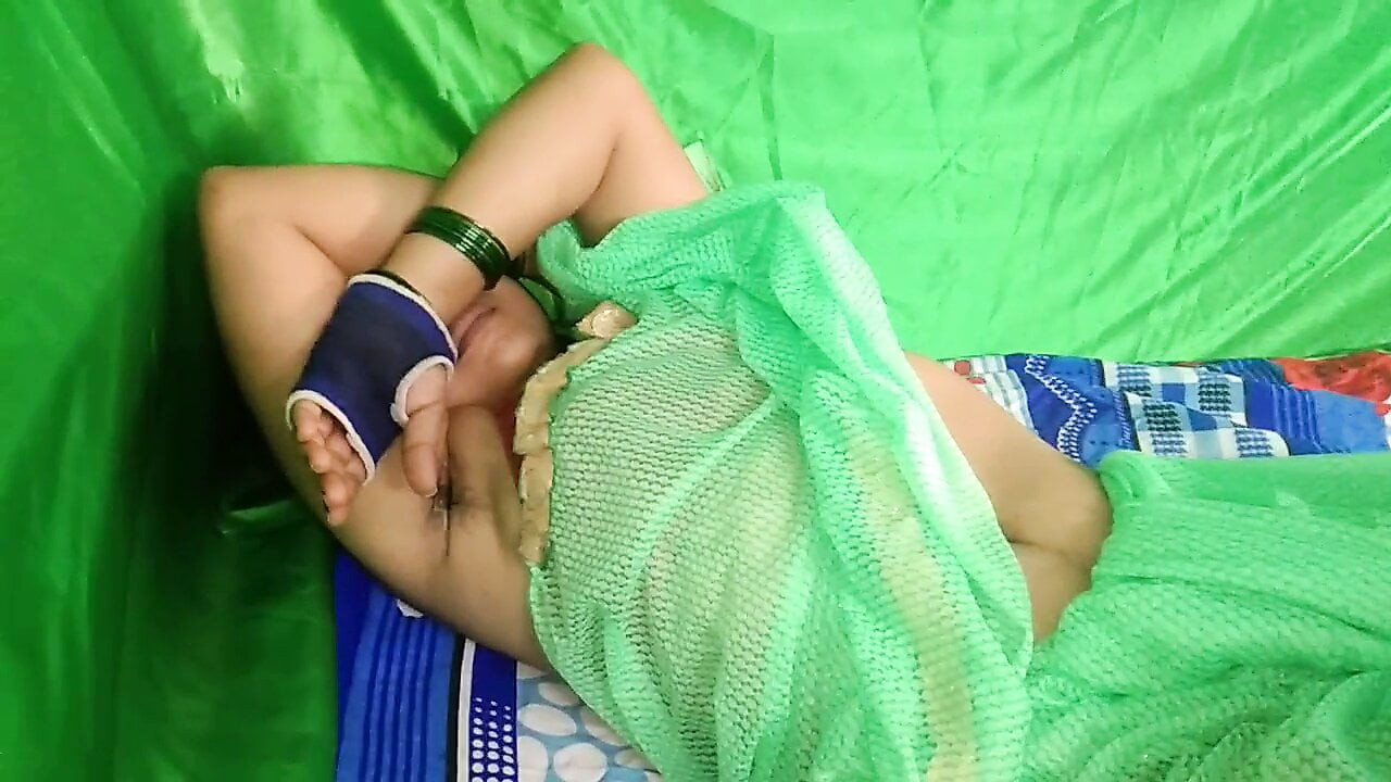 Hint savita aunty becerdin içinde bir yeşil saree