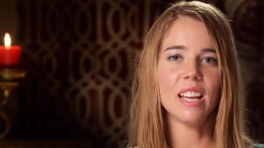 Amatör çift grup seksten zevk almak için eş değiştirenlerin evine giriyor