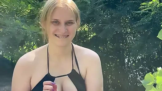 Beni kimse görmeden plajda sigara içiyor ve sikişiyor