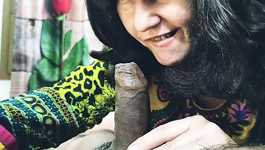 Üvey erkek kardeşinin yarağına sakso çekmeyi öğreniyor