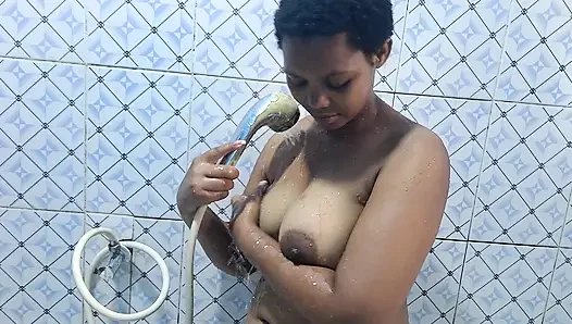 taking a shower during manstruation