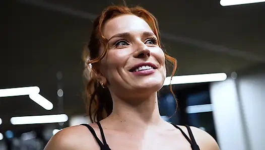 Kızıl saçlı evli kadın spor salonu üyeliği için tarafından esnetiliyor