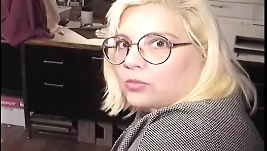 Olgun sarışın orta yaşlı seksi kadın birden fazla yarağı sert sikiyor