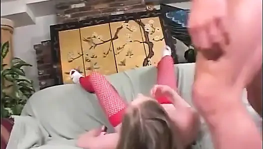 Kırmızı file çoraplı seksi sürtük odada amını yalıyor ve sikiliyor