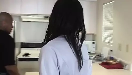 Ateşli zenci hemşire masada amını siktiriyor