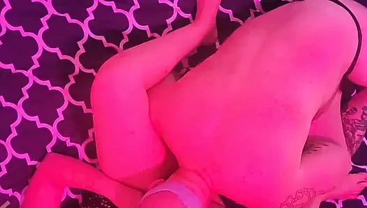 Skycam partiden sonra orta yaşlı seksi kadını rastgele bir adam tarafından sikilirken yakalıyor.
