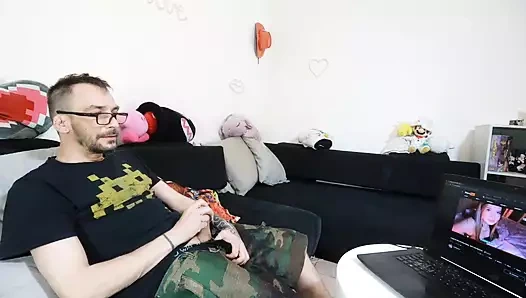 Arkadaşım inek oda arkadaşımın mastürbasyon yaparken olduğunu buluyor ve arkadaşım ve ben ona ilk oral seksini yapıyorum.