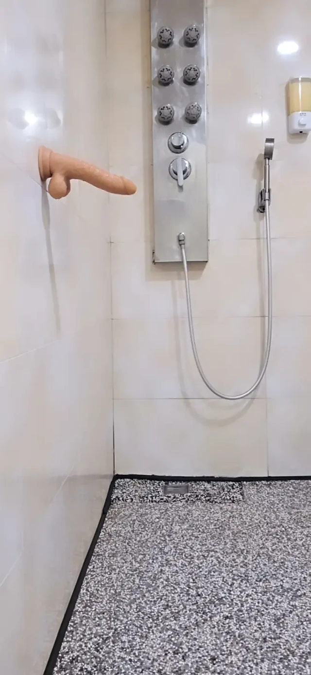 Shemale Ting Xuan anal seks için dildo kullanıyor
