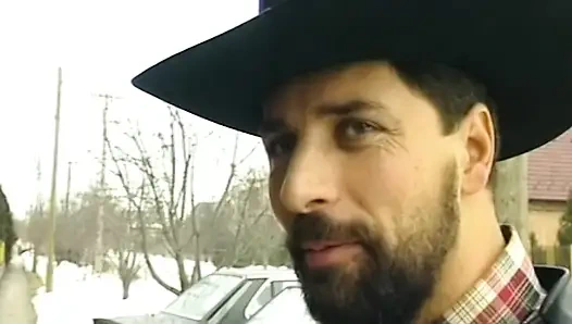 Kalın şaplakları onun sıkı kıç deliğine sertçe giriyor