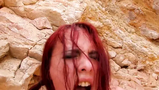 Redhead bikini bebek deepthroats ve sikikleri yabancı