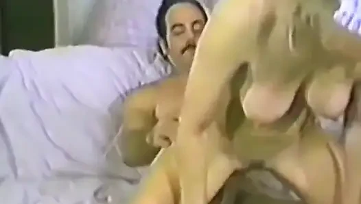 Seksi sarışın hizmetçi ev sahibi tarafından sikiliyor