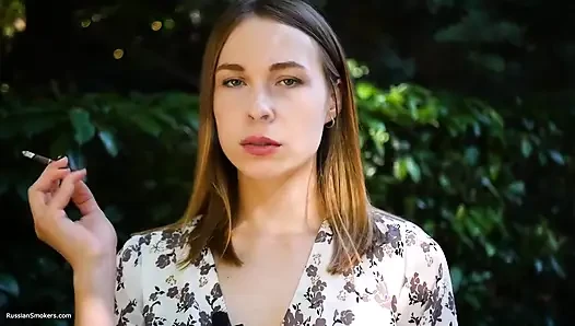Evgeniya güçlü sigara içiyor