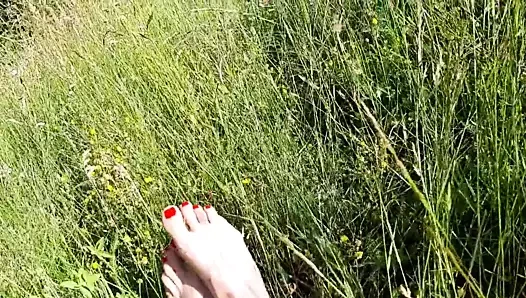 Ayak fetişi açık havada halka açık bir yerde