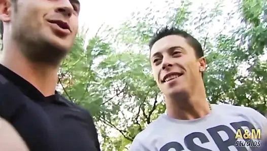 Sikiş !! İki adam karıma porno sahnesi çekmesini öneriyor ve kadın evet diyor!!