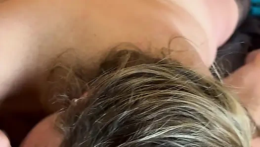 İtaatkar evli kadın yarak ve taşak emiyor