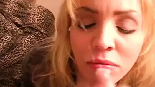 Bayan içinde siyah emmek ve darbe the horoz