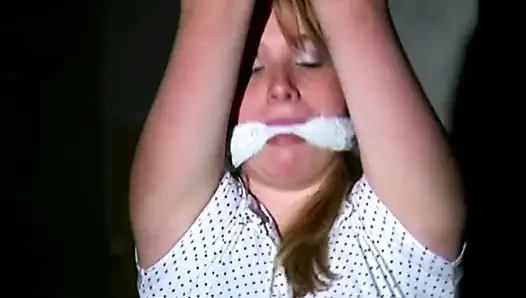 Lola ne oturuyor ne de ayakta