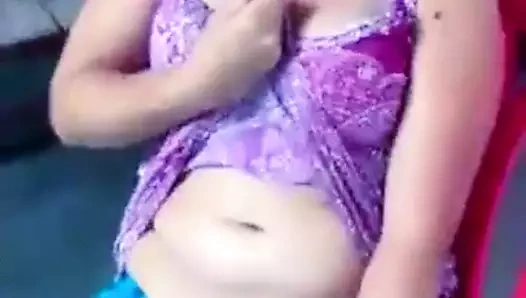 mostrou a buceta no bar