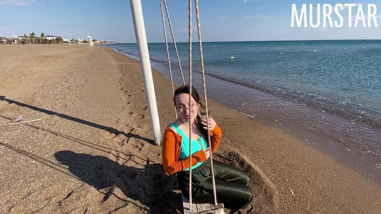 Sahilde bir kızla tanıştım ve onu otel odamda becerdim.