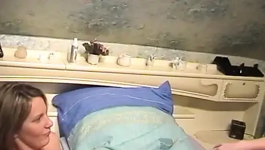 Çoraplı sarışın Alman kızlar yatak odasında lezbiyen eğlencesi yaşıyor