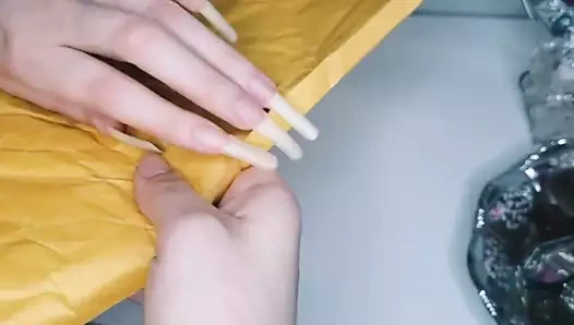 Danae uzun tırnakları çizer