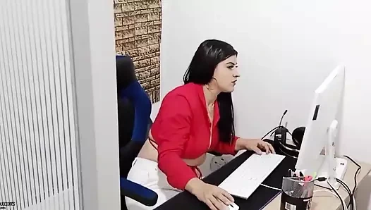 Güzel lezbiyen patron çalışanının amını yalıyor