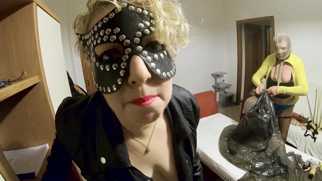 Bayan Katryn, Kika ve Slave O yeni apartmanda