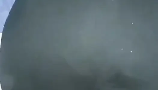 Hizmetçi azdı, ben de kıyafetlerini çıkardım ve sikimi içine soktum
