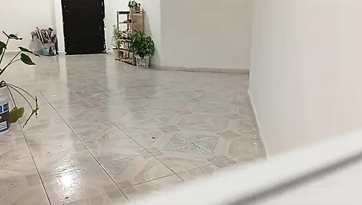 Tombul komşu yeni dairesini temizliyor