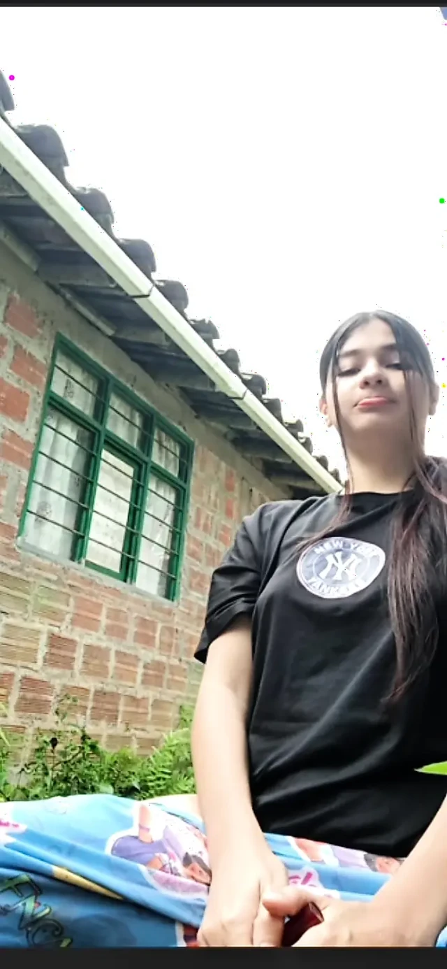 Seksi kız hayranları için yayın yapıyor ve kendine dokunuyor