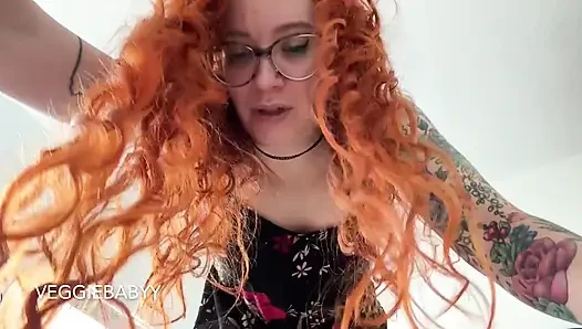 Futa amını yarak ve döllemeden önce vibratörle dolduruyor