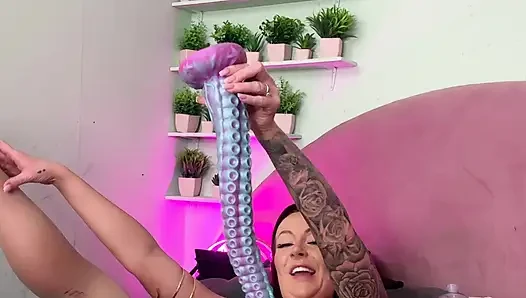 Büyük ahtapot fantezi dildo sikişi