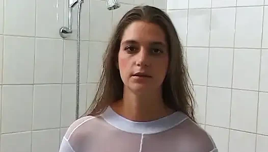 Külotlu çoraplı esmer mastürbasyon yapıyor