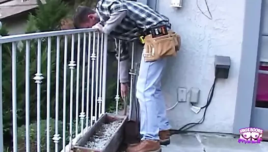 İki seksi esmer tamircilerine büyük miktarda bahşiş vermek istiyor