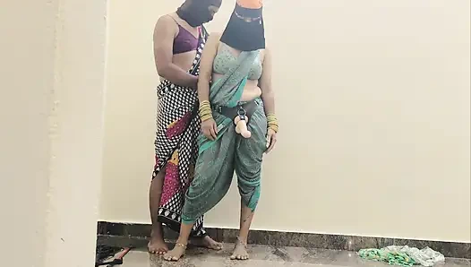 Müslüman tesettürlü sahibe kadın kılıklı köle kocasını bekaret kafesindeyken sikiyor ve götünü kırbaçlıyor