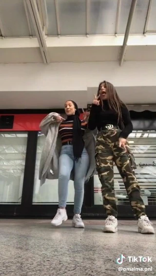 Pute tesettürlü dans ediyor