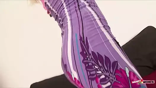 Kısa dildo mastürbasyonu sonrası süper azgın sarışın orta yaşlı seksi kadın çok büyük bir yarağa biniyor