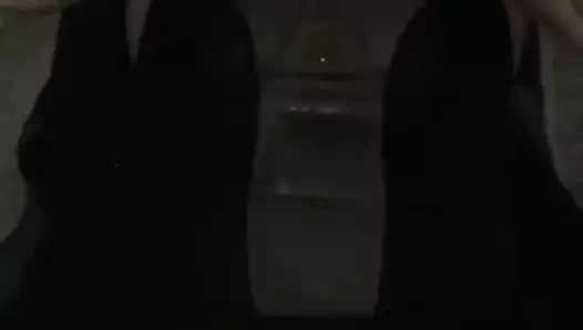 Aptal bir sürtüğün içine işiyor