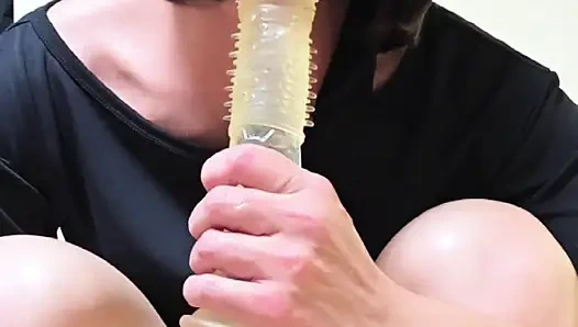 Sahte kız Tingxuan yüksek topuklu ayakkabılar giyiyor ve mastürbasyon yapmak için dev bir dildo sürüyor