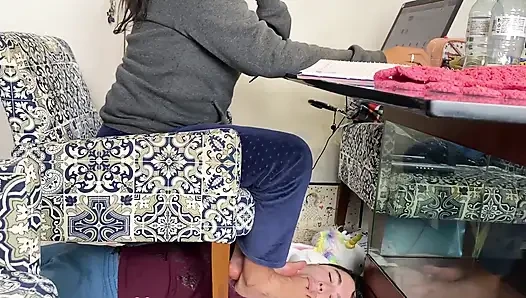 Tanrıça Kiffa'nın kullanmak için gerçek hayat köleleri var