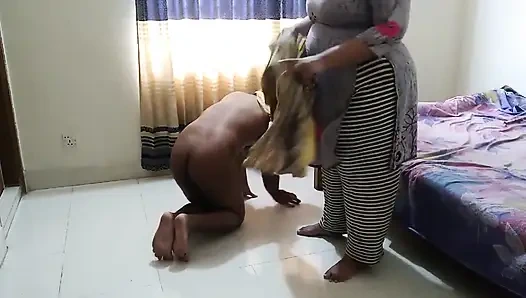 Transseksüel tabu seks oynuyoruz doğruluk oynuyoruz ve eller bağlıyken cesaret ediyoruz, oyun zamanı bittiğinde transeksüel beni sikiyor ve onu sikiyorum