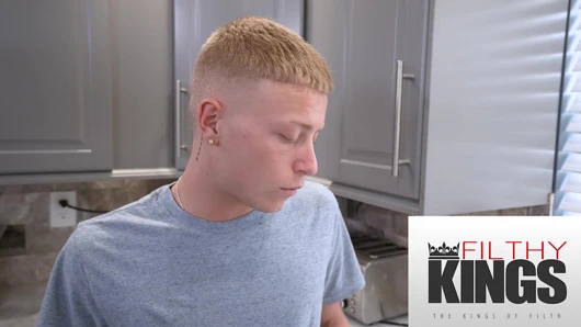 Üvey annem o kadar azdı ki onu sert sikmek zorunda kaldım