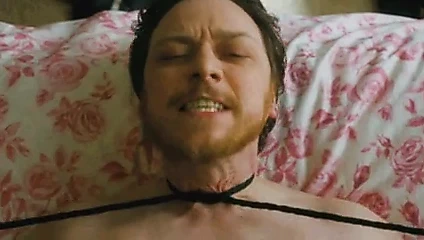 Snr ünlü oturmak üzerinde çük